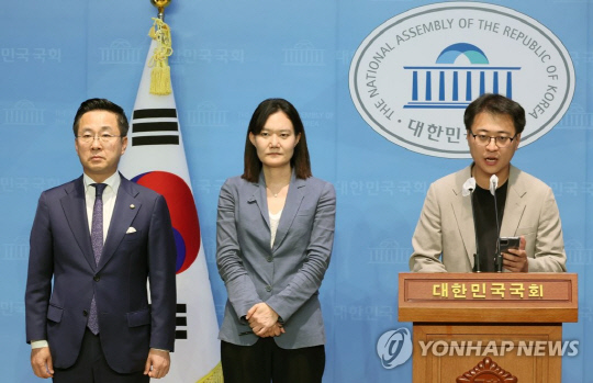 윤형중·김남희 민주당 혁신위원회 대변인이 23일 오후 국회 소통관에서 혁신위 2차 회의 결과를 브리핑하고 있다. 왼쪽은 박성준 의원.<연합뉴스>